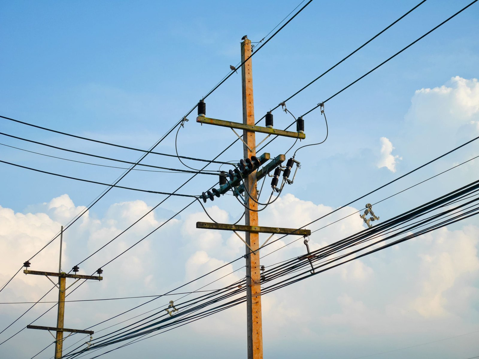 Distribution power pole