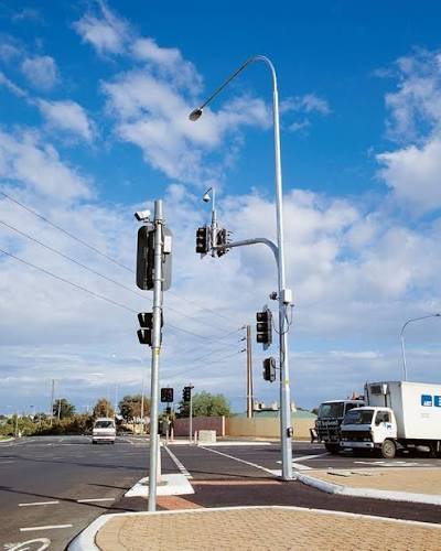 Traffic signal pole